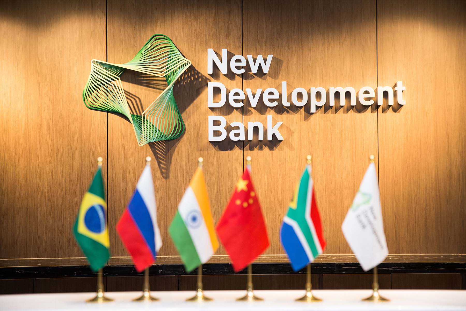 金磚國家新開發銀行標識logo設計-可持續發展的動感線條logo