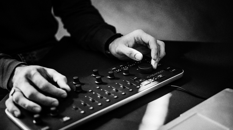 Loupedeck 圖片編輯控制網站平臺黑暗主題品牌logo設計VI形象設計