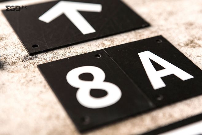 lugMinas導視系統設計-安裝在透明亞克力上，可隨意改動導視信息-上海導視設計公司