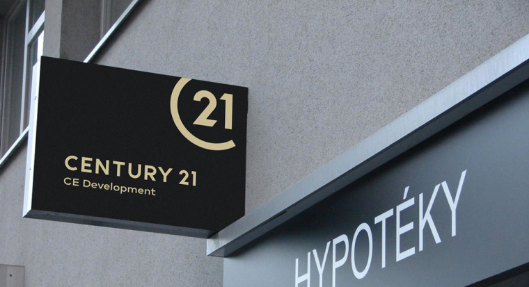Century 21 房地產中介代理公司新品牌形象設計與logo設計-辦公室標志效果