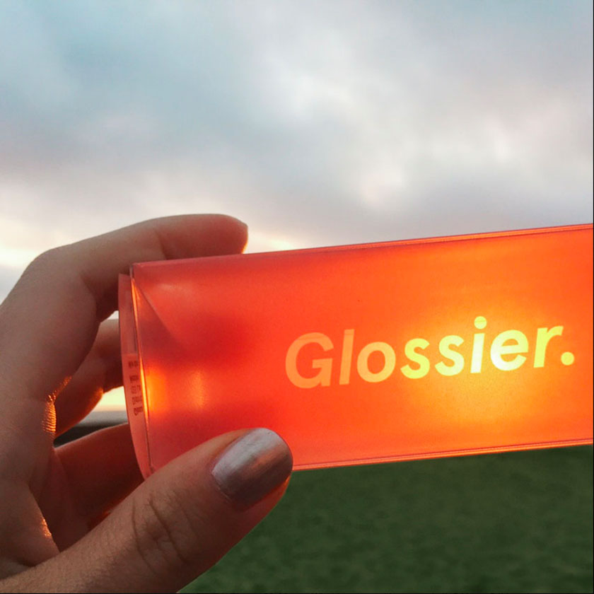 品牌形象：如何選擇圖像來代表您的企業(yè)-Glossier建立了一個(gè)強(qiáng)大的化妝品品牌