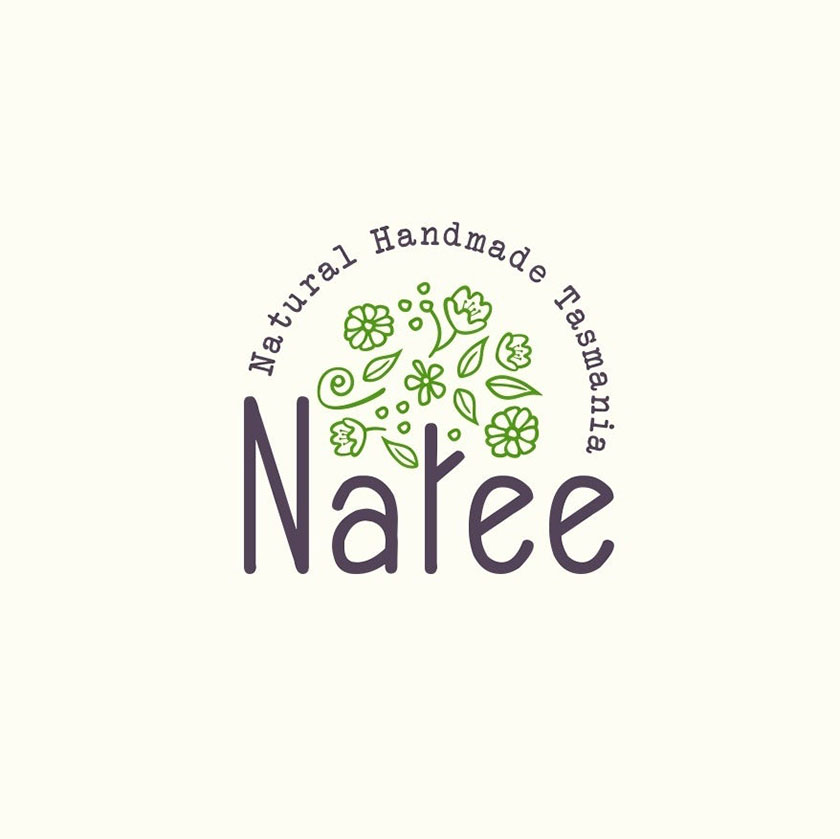 “Natee”中帶有字母“t”的圓形徽標，圖示為樹干，綠色的葉子和花朵漂浮在它上面