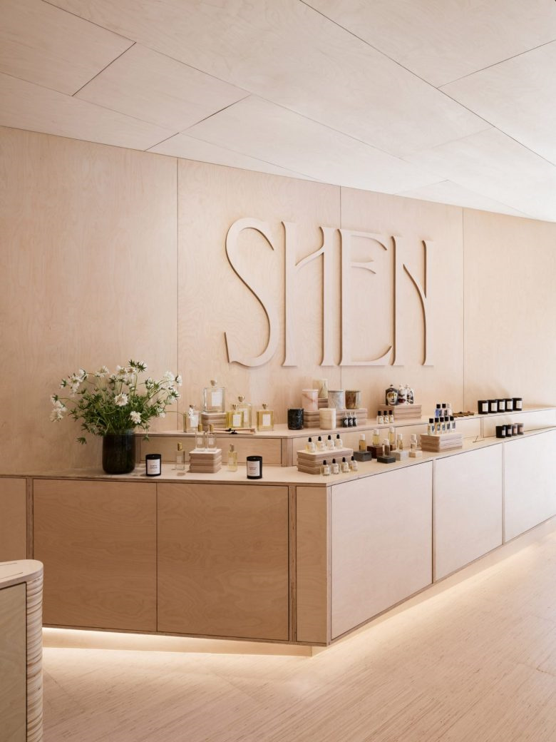 Shen美容化妝品零售店鋪空間設計，使用單一海樺木膠合板材質營造溫暖氛圍