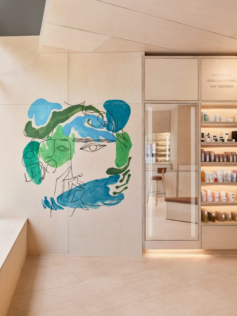 Shen美容化妝品零售店鋪空間設計，使用單一海樺木膠合板材質營造溫暖氛圍