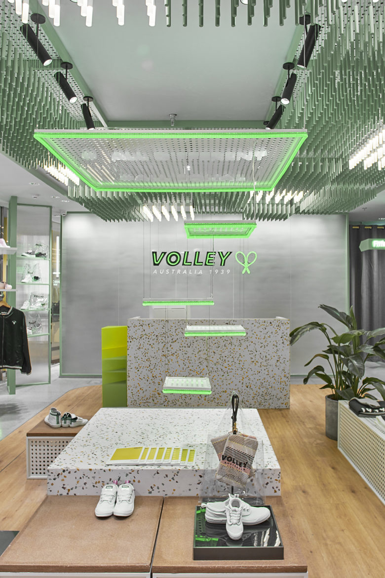 volley 休閑運動鞋專賣店店鋪空間設計，活力綠色+通透玻璃貨架設計