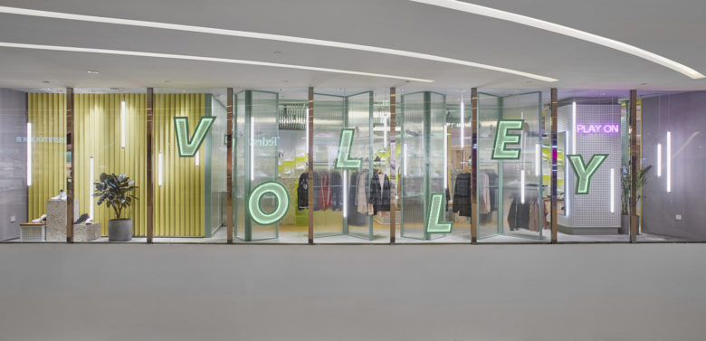 volley 休閑運動鞋專賣店店鋪空間設計，活力綠色+通透玻璃貨架設計