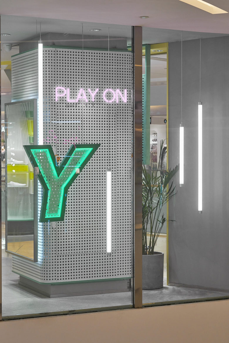 volley 休閑運動鞋專賣店店鋪空間設計，活力綠色+通透玻璃貨架設計