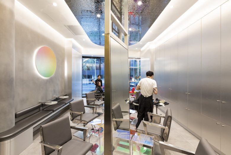 éclat Atelier美發(fā)沙龍店鋪空間設(shè)計“銀色墻壁太空時代外觀”