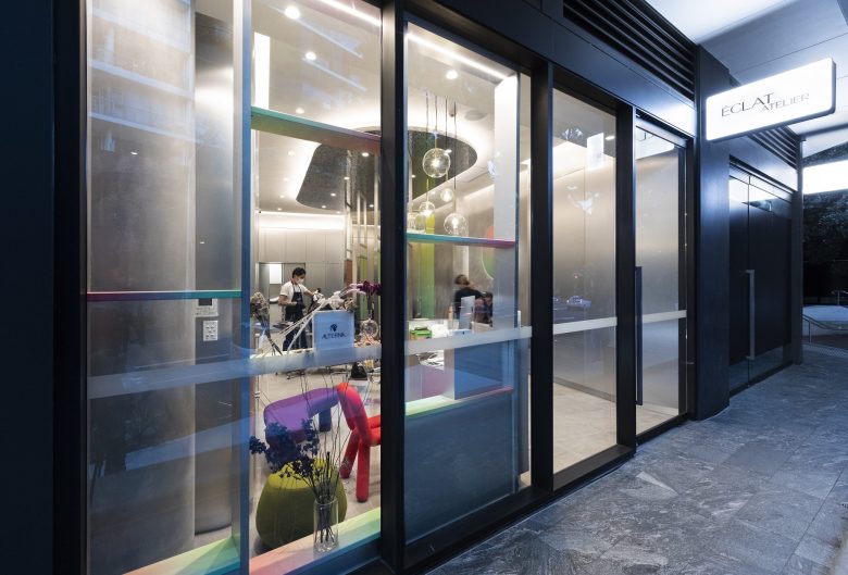 éclat Atelier美發(fā)沙龍店鋪空間設(shè)計“銀色墻壁太空時代外觀”