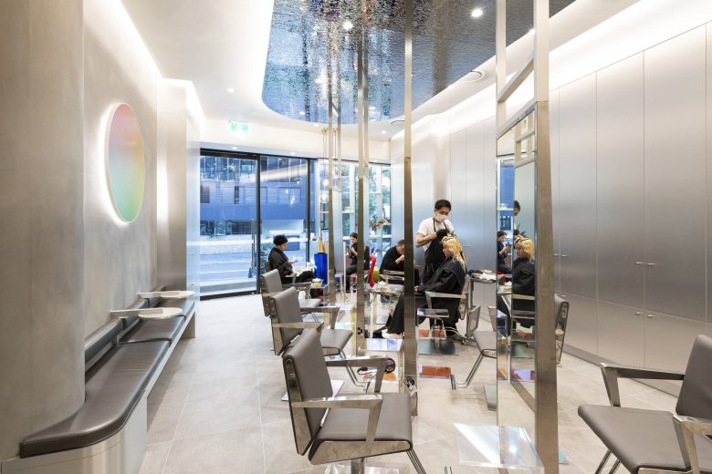 éclat Atelier美發(fā)沙龍店鋪空間設(shè)計“銀色墻壁太空時代外觀”
