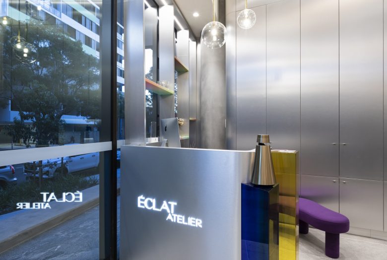 éclat Atelier美發(fā)沙龍店鋪空間設(shè)計“銀色墻壁太空時代外觀”