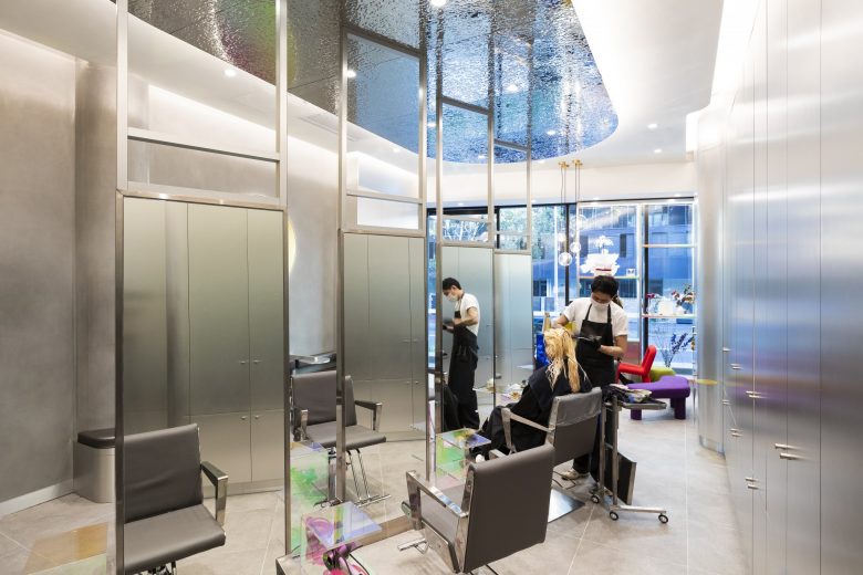 éclat Atelier美發(fā)沙龍店鋪空間設(shè)計“銀色墻壁太空時代外觀”