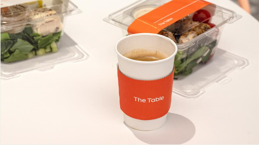 The Table 電信品牌vi視覺識別設計空間設計，與桌子結(jié)合的長長的T型水平線元素