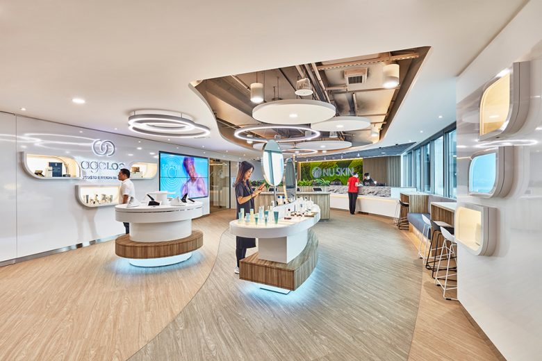 如新保健品新加坡體驗中心展廳空間設計，以科技和互動元素使品牌栩栩如生