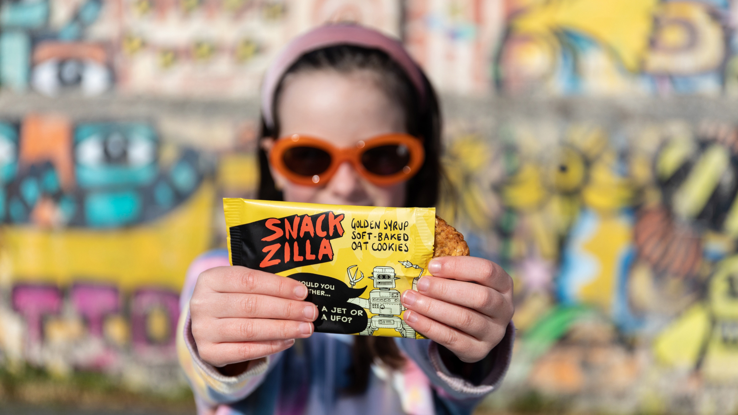 Snackzilla 燕麥餅干兒童低糖零食包裝設計，夸張的動物線條插畫