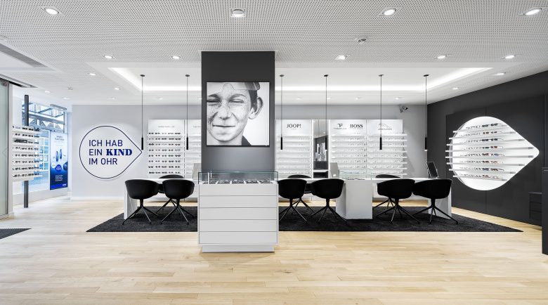 KIND 光學眼鏡和聲學聽力產品專賣店店鋪空間si設計，黑白輕松風格
