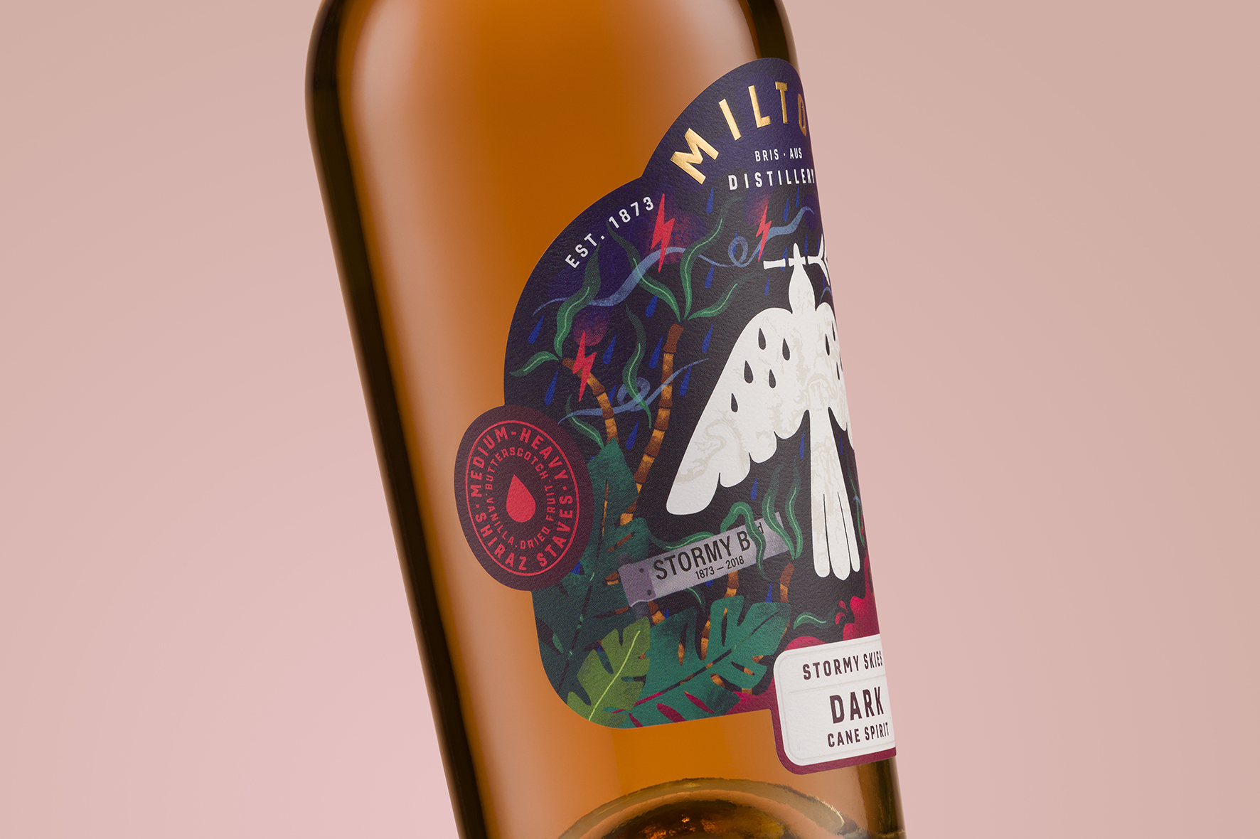米爾頓酒廠朗姆酒標簽包裝設計，噪鵑鳥核心識別元素統領所有包裝架構